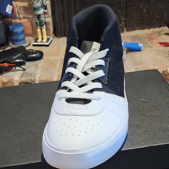 Jordan Series Mid Black and White - Picture 5 of 5